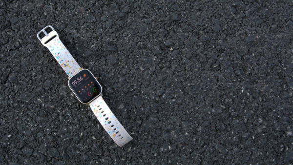 Reloj digital sobre asfalto