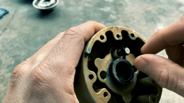 Reparando una pieza de motor con las manos